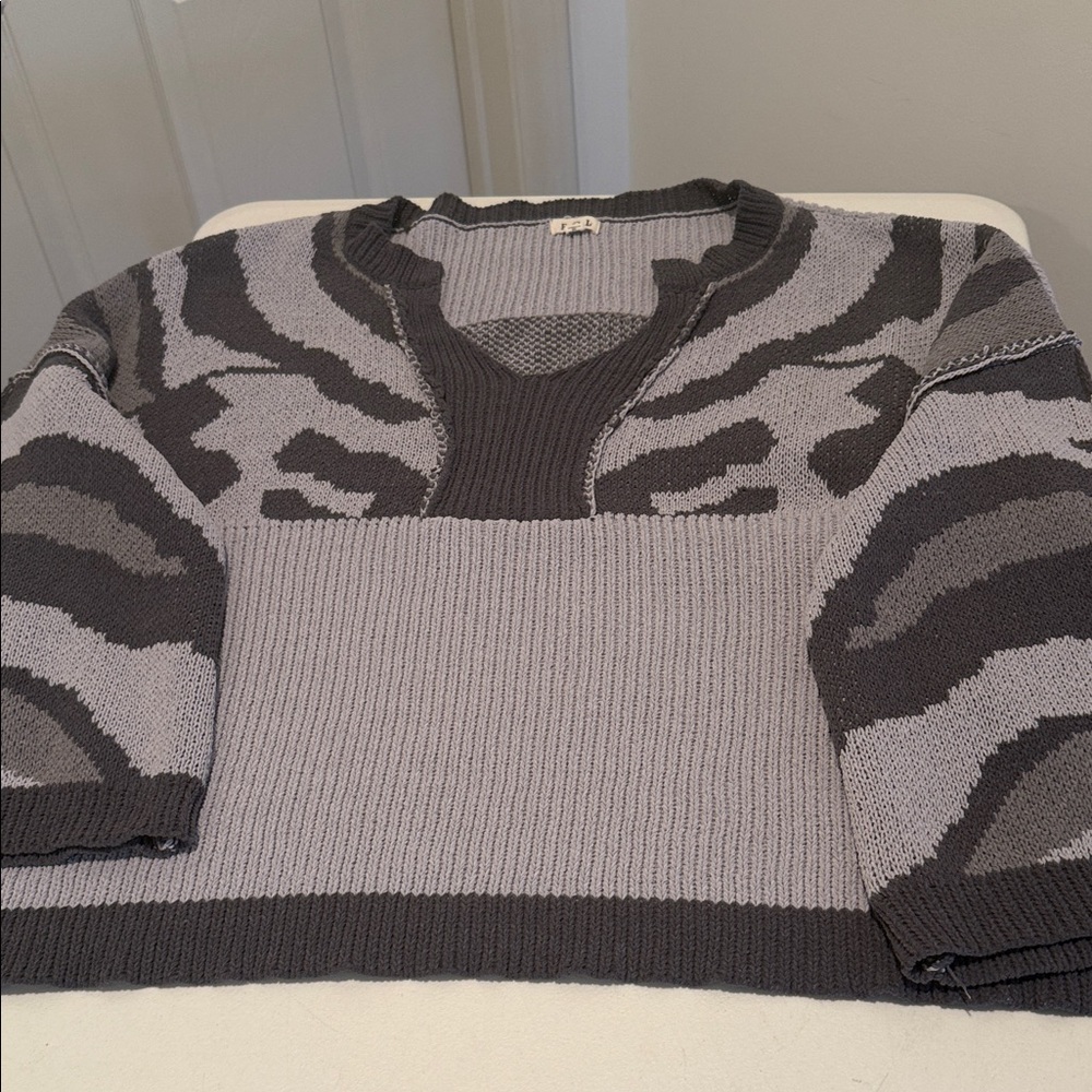 POL Charcoal & Light Gray Oversized Relaxed Boxy VNeck Sweater Medium - Picture 4 of 16